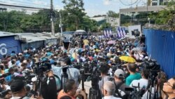 Bukele, que llegó a la Asamblea Legislativa como había prometido, dio un emotivo discurso ante cientos de seguidores que estaban listos para sacar por la fuerza a los diputados. Foto Enrique López/ VOA El Salvador.