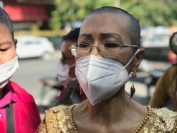 រូបឯកសារ៖ កញ្ញា សេង ធារី មេធាវី​ខ្មែរ​អាមេរិកាំង និង​ជា​សកម្មជន​សិទ្ធិ​មនុស្ស និយាយ​ជាមួយ​អ្នកកាសែត​នៅ​ក្រៅ​សាលា​ដំបូង​រាជធានី​ភ្នំពេញ នៅ​ថ្ងៃ៧ ខែធ្នូ ឆ្នាំ២០២១។ (ហ៊ុល រស្មី/វីអូអេ)