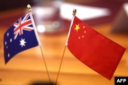 호주와 중국 국기가 테이블 위에 함께 놓여있다.