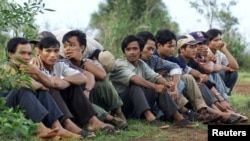 រូបឯកសារ៖ ជនជាតិ​ម៉ុងតាណាត​ដែល​រត់​ភៀស​ខ្លួន​ចេញ​ពី​ប្រទេស​វៀតណាម​អង្គុយ​រង់ចាំ​នៅ​តំបន់​សែន​មនោរម្យ​នៅ​ខេត្ត​មណ្ឌលគិរី ជាប់​ប្រទេស​វៀតណាម កាល​ពី​ថ្ងៃ​ទី១៥ ខែ​ឧសភា ឆ្នាំ​២០០១ ដែល​ជនជាតិ​ម៉ុងតាញ៉ា​ជាង ១៥០​នាក់​បាន​បោះជំរំ។ 