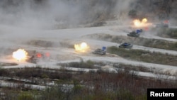 
این رزمایش با حضور بیش از شصت هزار نیروی آمریکا و کره جنوبی برگزار شده است. 