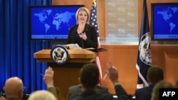 លោកស្រី Heather Nauert ​អ្នកនាំ​ពាក្យ​ក្រសួង​ការបរទេស​សហរដ្ឋ​អាមេរិក​ថ្លែង​ក្នុង​សន្និសីទ​កាសែត​មួយ​នៅ​ក្នុង​រដ្ឋធានី​វ៉ាស៊ីនតោន កាលពី​ថ្ងៃទី៣០ ខែវិច្ឆិកា ឆ្នា២០១៧។