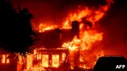 Pamje nga zjarri në Los Anxhelos. 