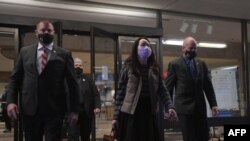 华为公司财务总监孟晚舟（中）和她的保安团队走出加拿大不列颠哥伦比亚省最高法院。 （2020年12月8日）