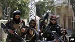 塔利班士兵在喀布尔街上巡逻（美联社 2021年8月19日） 