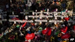 ARHIVA - Cvijeće ispred osnovne škole Rob u Juvaldeu, u Teksasu (Foto: AP/Jae C. Hong)
