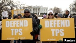 ARHIVA - Demonstranti protestuju protiv ukidanja privremene zaštite za imigrante iz El Salvadora (Foto: Reuters )