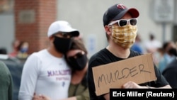 Učesnici protesta zbog smrti Džordža Flojda u Mineapolisu (Foto: REUTERS/Eric Miller)