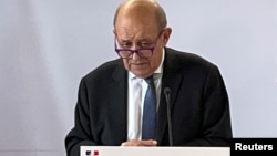 រដ្ឋមន្ត្រី​ការបរទេស​បារាំង​លោក Jean-Yves Le Drian ថ្លែង​នៅក្នុង​សន្និសីទ​សារព័ត៌មាន​មួយ​នៅ​ខាងក្រៅ​សម័យ​ប្រជុំ​លើក​ទី៧៦ នៃ​មហា​សន្និបាត​អង្គការ​សហ​ប្រជាជាតិ​នៅ​ទីក្រុង​ញូវយ៉ក សហរដ្ឋ​អាមេរិក កាលពី​ថ្ងៃទី២០ ខែកញ្ញា ឆ្នាំ២០២១។