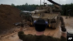 ปืนใหญ่เคลื่อนที่ฮาววิตเซอร์ของอิสราเอลขณะเข้าจุดประจำการ ใกล้ชายแดนติดกับเลบานอน เมื่อ 11 มกราคม 2024 (ที่มา: AP)