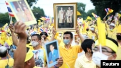 ក្រុម​អ្នក​គាំទ្រ​រាជានិយម​ថៃ​ដែល​ពាក់​អាវ​លឿង​ជាង​១.០០០​នាក់​ បាន​ធ្វើ​បាតុកម្ម​​គាំទ្រ​​ព្រះ​មហាក្សត្រ​ថៃ​ព្រះ​បាទ​ Maha Vajiralongkorn​​ នៅ​ថ្ងៃ​អង្គារ ទី២៧ ខែតុលា ទីក្រុង​បាងកក ប្រទេស​ថៃ។ 