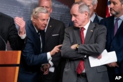 Senatori Lindsey Graham i Jim Risch na konferenciji za novinare sa republikanskim zakonodavcimao Ukrajini, na Capitol Hillu, 2. marta 2022. (Foto: AP/Evan Vucci)