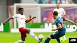 Nordi Mukiele de Leipzig, à gauche, et Niko Giesselmann de Fortuna Duesseldorf lors d'un match de Bundesliga, Allemagne le 2 septembre 2018.