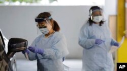 Arhiva: Medincinske sestre na lokaciji za brzo testiranje na kovid-19 u zdravstvenom centru Univerziteta Vašington (FOTO AP/Ted S. Warren)
