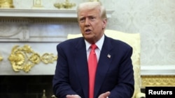 2025년 3월 12일 미국 워싱턴 D.C. 백악관 오벌 오피스에서 도널드 트럼프 미국 대통령이 마이클 마틴 아일랜드 총리와의 회담 중 기자의 질문에 답하고 있다.