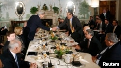 Davlat kotibi Jon Kerri, Qatar Bosh vaziri Shayx Hamad bin Jassim al-Tani Vashingtonda ko'rishayapti.