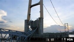 Jembatan Kutai Kertanegara di Kalimantan Timur yang ambruk (foto: dok). Permasalahan infrastruktur menjadi salah satu hambatan utama pertumbuhan ekonomi Indonesia.
