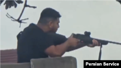 2025년 12월 14일 하누카 첫날을 기념하는 행사 도중 15명을 숨지게 한 총격범 2명 가운데 1명이 사격을 가하고 있는 모습.