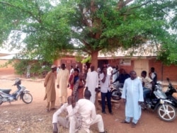 Wazazi wa watoto wa shule ya Kiislam ya Salihu Tanko wakisubiri habari juu ya kutekwa kwa watoto wao huko Tegina, Nigeria, Juni 1, 2021.