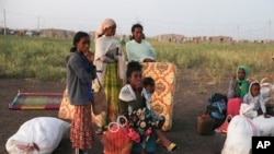 Wakimbizi wa Ethiopia wakusanyika mkoa wa Qadarif, mashariki Sudan, Jumapili, Novemba 15, 2020. Maelfu ya raia wa Ethiopia wanaokimbia vita mkoa wa Tigray kutafuta hifadhi Sudan (AP Photo/Marwan Ali)