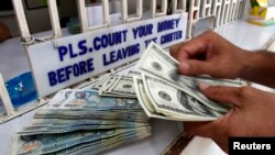 Dalam dua pekan terakhir, nilai tukar rupiah terhadap dolar Amerika terus melemah, bahkan sempat mencapai Rp 10.200 per dolar Amerika.