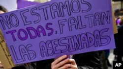 Una mujer sostiene una pancarta en el que advierte: "No estamos todas. Faltan las asesinadas".