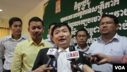 រូបឯកសារ៖ រដ្ឋមន្ត្រីក្រសួងការងារនិងបណ្តុះបណ្តាលវិជ្ជាជីវៈ កាលពីថ្ងៃទី២៨ ខែកញ្ញា ឆ្នាំ២០១៦។ (Khan Sokummono/VOA Khmer)