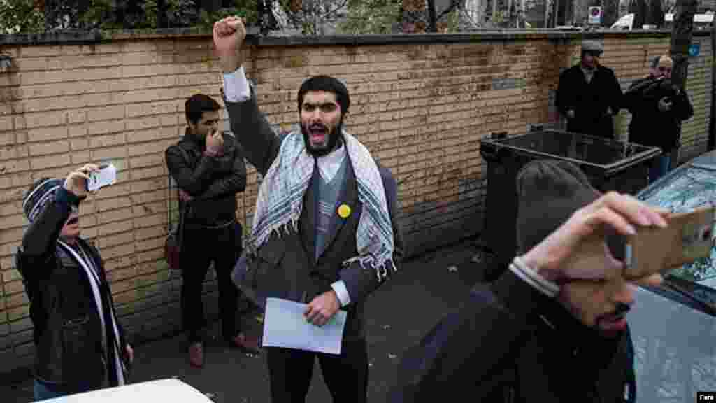 Wasu masu zanga zangar da suka taru a gaban ofishin jakadancin Najeriya dake Tehran game da rikicin mabiya Shi'a da ma'aikatan tsaro a Zariya.