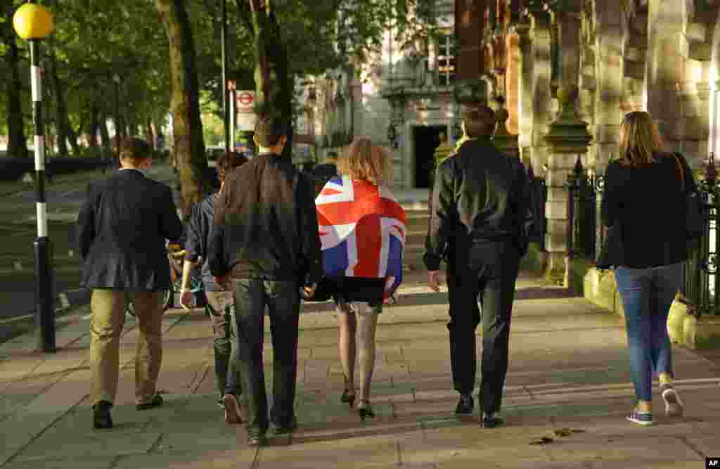 Ittifoq tarkibida qolish tarafdori bo'lgan saylovchilar ko'chada ketib bormoqda, London, 24-iyun, 2016-yil.