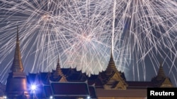 ดอกไม้ไฟเฉลิมฉลองจุดขึ้นเหนือพระบรมมหาราชวัง ในโอกาสเฉลิมฉลองเข้าสู่ศักราชใหม่ ที่กรุงเทพฯ ประเทศไทย 1 ม.ค. 2024 (รอยเตอร์)