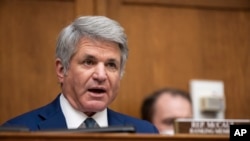 资料照片：美国众议院外交事务委员会共和党首席议员麦考尔在听证会上发言（2021年3月10日）