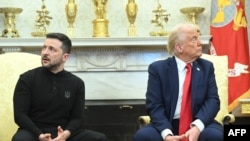 President ya ekolo Amerika Donald Trump na president Volodymyr Zelensky bakutani na buera Oval na Maison lanche, Washington D.C., 28 sanza ya mibale 2025.