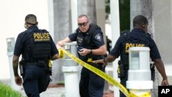 Agentes de la Policía del Servicio Federal de Protección acordonan un área fuera del corte federal, el lunes 12 de junio de 2023, en Miami.