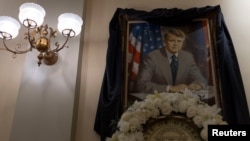 ကွယ်လွန်သူသမ္မတဟောင်း ဂျင်မီကာတာရဲ့ဈာပနအခမ်းအနားက ပုံတူပန်းချီကား။ (ဇန်နဝါရီ ၃၊ ၂၀၂၅)