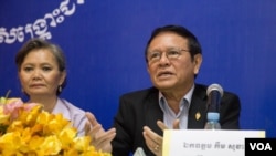FILE - Kem Sokha, opposition CNRP vice president speaks to some CNRP's women commune councilors at CNRP's headquarter in Phnom Penh on Wednesday, August 10, 2016. ( Leng Len/VOA Khmer)