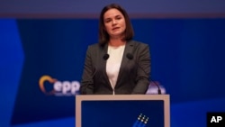 Во затвор се наоѓа и сопругот на Светлана Тихановскаја, која водеше обединета кампања за промени против Лукашенко на претседателските избори во 2020 година