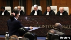 မှတ်တမ်းရုပ်ပုံ - ဂမ်ဘီယာ နဲ့ မြန်မာကြား ICJ အမှုမှာ နိုင်ငံတော် အတိုင်ပင်ခံပုဂ္ဂိုလ် ဒေါ်အောင်ဆန်းစုကြည် လျှောက်လဲချက်တင်သွင်းခဲ့စဉ်။ 