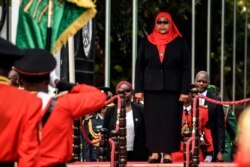 Presiden Baru Tanzania Samia Suluhu Hassan, menginspeksi parade militer di gedung negara bagian di Dar es Salaam, Tanzania pada 19 Maret 2021. (Foto: AFP)
