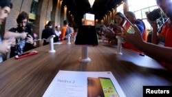 រូបថតឯកសារ៖ ទូរស័ព្ទ​ស្មាតហ្វូន​ពីរគ្រឿង​របស់​ក្រុមហ៊ុន​ Xiaomi ត្រូវ​បាន​ដាក់​តាំង​បង្ហាញ​​នៅ​ក្នុង​​ទីក្រុង​ Sao Paulo ប្រទេស​ប្រស៊ីល​កាលពីមិថុនា ឆ្នាំ២០១៥។