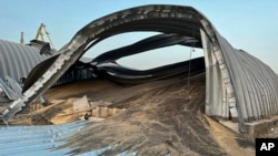 Ghala iliyoharibiwa katika shambulio la ndege zisizo na rubani za Russia inaonekana kwenye bandari ya Danube karibu na Odessa, Ukraine,Jumatano asubuhi, Agosti 16, 2023.AP.
