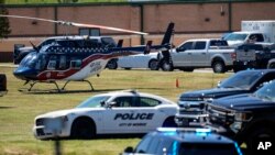 Vozila policije i helikopter hitne pomoći na mestu pucnjave, 4. septembar 2024. (AP Photo/Mike Stewart)