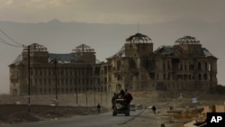 د روسي ځواکونو د انخلا وروسته د ۱۹۹۰ لسېزې شروعات په افغانستان د خونړۍ خانه جنګۍ دپاره یادیږي. طالبان د دغه نا امنۍ وروسته په کابل کې واک ته ورسېدل