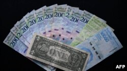 A pesar de que el dólar se está utilizando cada día más en Venezuela, el gobierno al parecer no quiere olvidarse del bolívar.