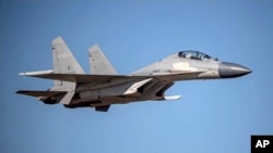 FILE - Dalam file foto tak bertanggal yang dirilis oleh Kementerian Pertahanan Taiwan, sebuah jet tempur PLA J-16 China terbang di lokasi yang dirahasiakan. (Kementerian Pertahanan Taiwan melalui AP, File)