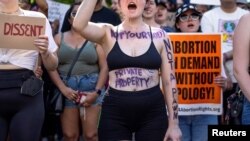 Demonstrantkinje ispred Vrhovnog suda u Washingtonu