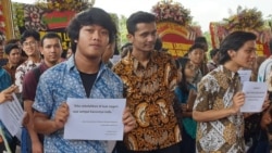 Mahasiswa menulis kutipan-kutipan yang sering mereka dengar terkait penindakan aksi kekerasan seksual. (Foto:VOA/ Nurhadi)