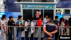 ผู้คนข้ามสะพานมิตรภาพไทย-เมียนมา ที่อ.แม่สอด จ.ตาก ของไทย เมื่อ 12 เม.ย. 2024 (REUTERS/Athit Perawongmetha)