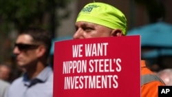 Para pekerja U.S. Steel menggelar demo di luar Menara United Steel di pusat Kota Pittsburgh, mendukung rencana penggabungan perusahaan tersebut dengan Nippon Steel, pada 4 September 2024. (Foto: AP/Gene J. Puskar)