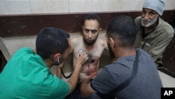 Палестинец ранет за време на израелско бомбардирање во Појасот Газа и се лекува во болницата Ал Акса во Деир ал Балах, на 9 јуни 2024 година.