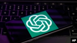 El logotipo de OpenAI, el desarrollador de ChatGPT, aparece en un teléfono móvil, en Nueva York, el 31 de enero de 2023. 